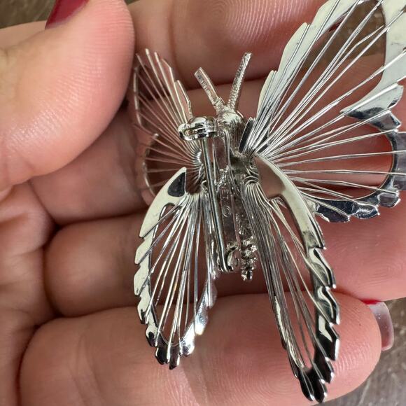 Monet VINTAGE‎ 1972 Silver Tone Wire Butterfly Brooch Pin - Picture 3 of 4